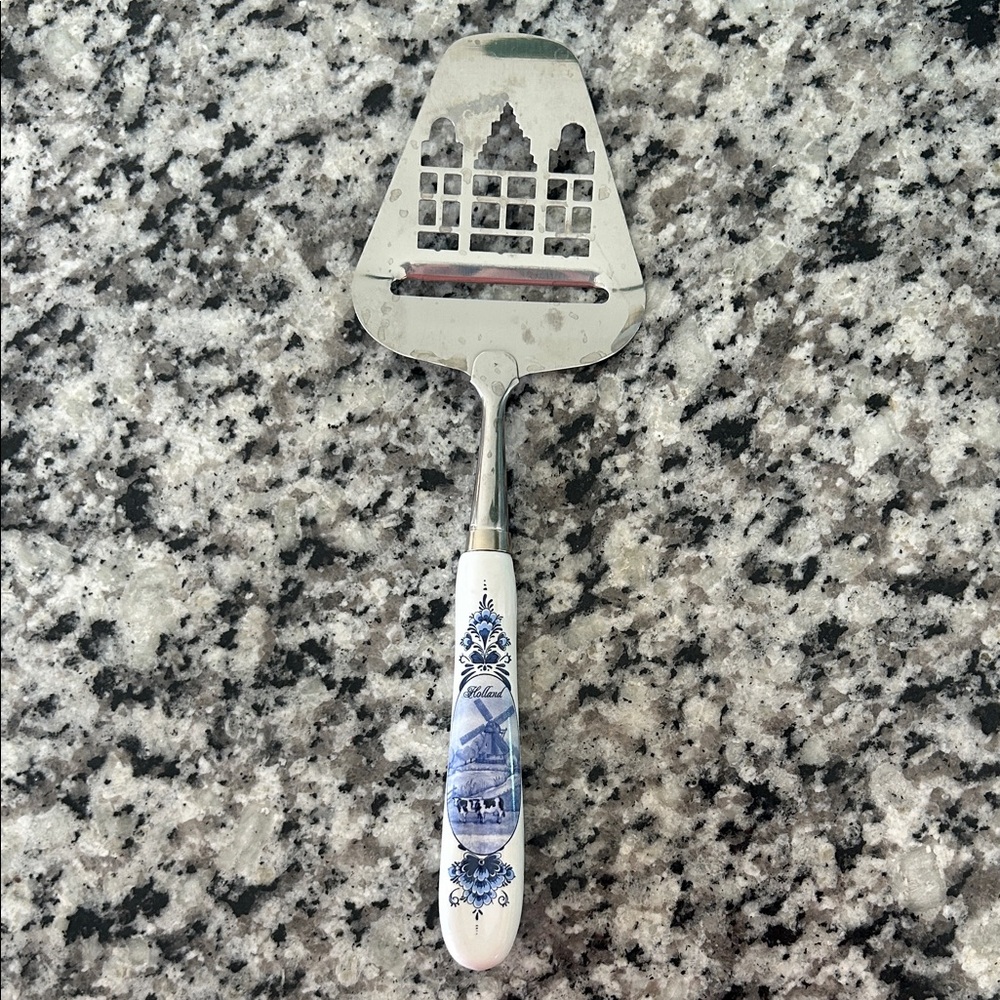 Decorative Blue and White Cheese Slicer